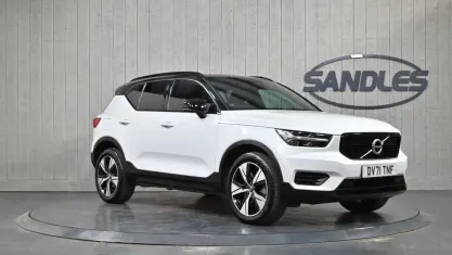 Used Volvo XC40 R-Design 211 HP (155 kW) 2021 White SUV