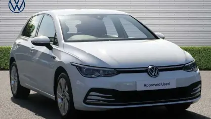 Begagnad VW Golf VIII Style 131 HK (96 kW) 2023 Vit Halvkombi