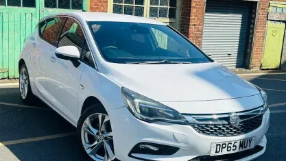 Used Vauxhall Astra SRi 136 HP (100 kW) 2015 White Hatchback