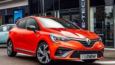 Valencia orange Used 2023 Renault Clio V RS Line Hatchback | £13,995 (Fair price)