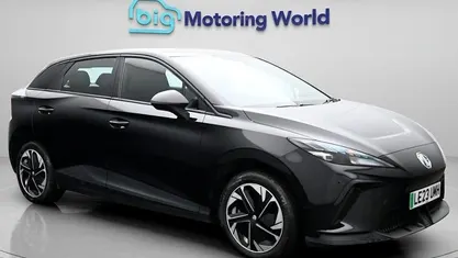 Begagnad MG MG4 EV SE 319 kW (435 HK) 2023 Svart Halvkombi