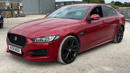 Used Jaguar XE Ingenium 200 HP (147 kW) 2018 Red Sedan