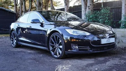 Black Used 2015 Tesla Model S Hatchback | £13,990 (Fair price)