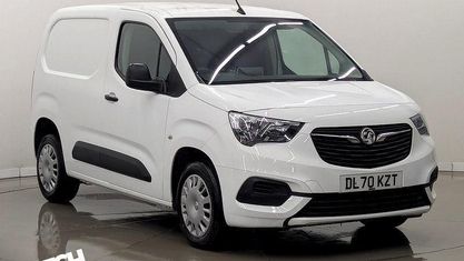 Usado Vauxhall Combo Sportive 101 HP (74 kW) 2020 Branco Monovolume