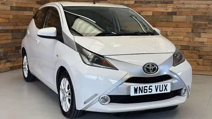 Used Toyota Aygo X-pure 69 HP (50 kW) 2015 White Hatchback