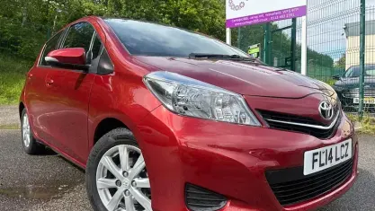 Used Toyota Yaris 101 HP (74 kW) 2014 Red Hatchback