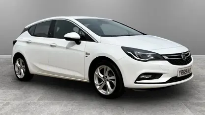 Used Vauxhall Astra SRi 105 HP (77 kW) 2019 White Hatchback