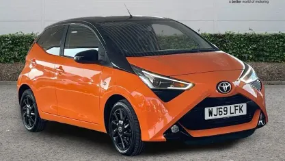 Used Toyota Aygo X-cite 72 HP (52 kW) 2019 Orange Hatchback