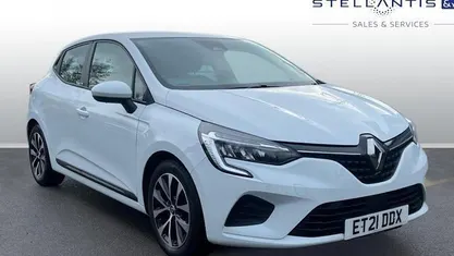 Used 2022 Renault Clio V Iconic Hatchback | £11,421 (Fair price)