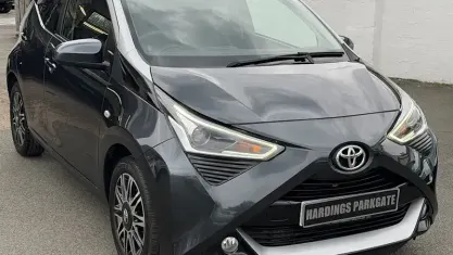 Used Toyota Aygo X-clusiv 72 HP (52 kW) 2019 Bi tone grey and silver metallic Hatchback