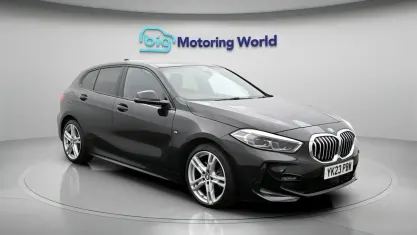 Begagnad BMW 118 M Sport 136 HK (100 kW) 2023 Svart Halvkombi