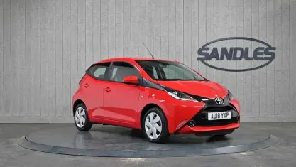 Usado Toyota Aygo X-play 69 HP (50 kW) 2018 Vermelho Citadino
