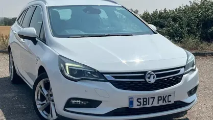 Used Vauxhall Astra SRi 136 HP (100 kW) 2017 White Estate