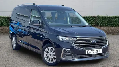 Usado Ford Tourneo Titanium 114 CV (83 kW) 2023 Azul Familiar