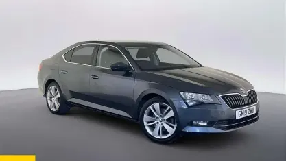 Usado Skoda Superb SE Technology 150 CV (110 kW) 2019 Gris Utilitario