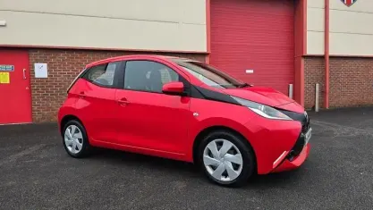 Begagnad Toyota Aygo X-play 69 HK (50 kW) 2018 Halvkombi