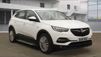 Used Vauxhall Grandland X S 131 HP (96 kW) 2018 White SUV