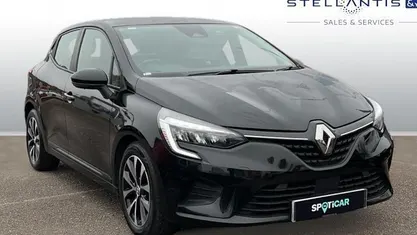 Used 2021 Renault Clio V Iconic Hatchback | £10,272 (Fair price)