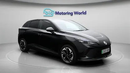 Begagnad MG MG4 EV SE 319 kW (435 HK) 2023 Svart Halvkombi