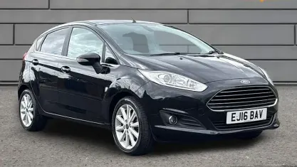 Usado Ford Fiesta Titanium 101 CV (74 kW) 2016 Negro Utilitario