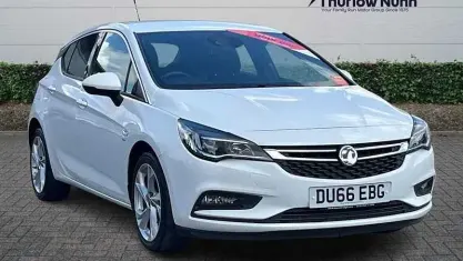 Used Vauxhall Astra SRi 101 HP (74 kW) 2016 White Hatchback