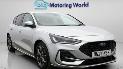 Usado Ford Focus ST-Line 125 CV (91 kW) 2024 Plateado Utilitario
