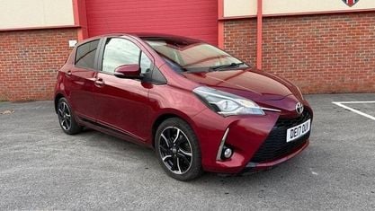 Begagnad Toyota Yaris Design 111 HK (81 kW) 2017 Röd Halvkombi
