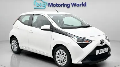 Gebraucht Toyota Aygo X-play 72 PS (52 kW) 2021 Weiß Kleinwagen