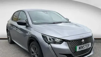 Usado Peugeot e-208 Allure+ 100 kW (136 CV) 2023 Gris Utilitario