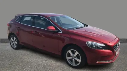 Used Volvo V40 SE 122 HP (89 kW) 2015 Red Hatchback