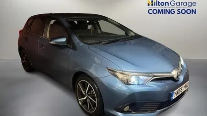 Used Toyota Auris Hybrid Design 136 HP (100 kW) 2017 Hatchback