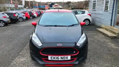 Usado Ford Fiesta Zetec 140 HP (102 kW) 2016 Preto Citadino