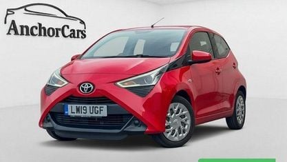 Używany Toyota Aygo X-play 72 KM (52 kW) 2019 Czerwony Hatchback
