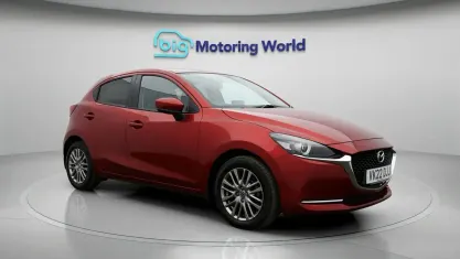 Używany Mazda 2 Inclusive 90 KM (66 kW) 2022 Czerwony Hatchback