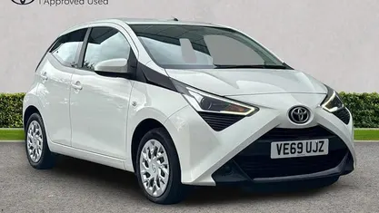 Used Toyota Aygo X-play 72 HP (52 kW) 2019 White flash Hatchback