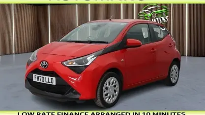 Używany Toyota Aygo X-play 72 KM (52 kW) 2020 Czerwony Hatchback