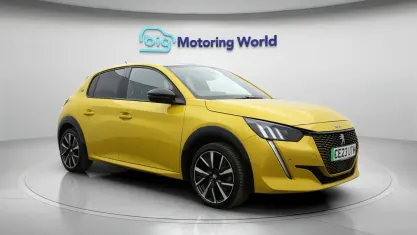 Second-hand Peugeot e-208 GT 100 kW (136 CP) 2023 Galben Hatchback