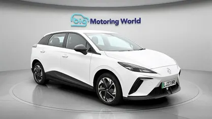 Begagnad MG MG4 EV SE 319 kW (435 HK) 2023 Vit Halvkombi