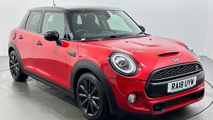 Begagnad Mini Cooper S Hatch 192 HK (141 kW) 2018 Röd Halvkombi