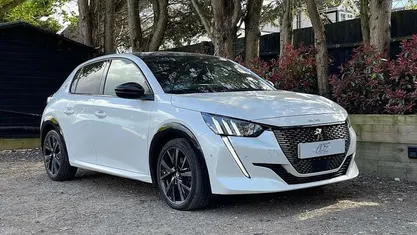 Used Peugeot 208 Premium 102 HP (75 kW) 2021 White Hatchback