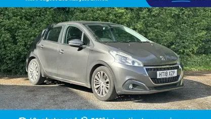 Usado Peugeot 208 Signature Sky 82 HP (60 kW) 2018 Cinzento Citadino