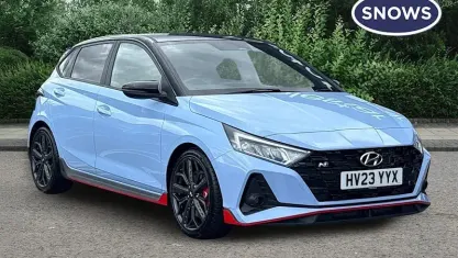 Begagnad Hyundai i20 204 HK (150 kW) 2023 Blå Halvkombi