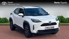 White Used 2023 Toyota Yaris Hybrid Design SUV | £19,942 (Fair price)