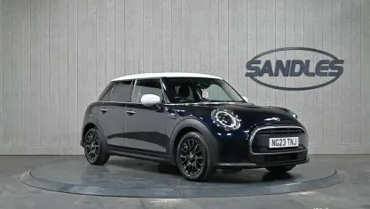 Używany Mini Cooper Classic 136 KM (100 kW) 2022 Niebieski Hatchback