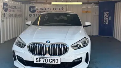 Begagnad BMW 118 M Sport 140 HK (102 kW) 2020 Vit Halvkombi