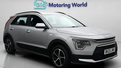 Usado Kia Niro 141 HP (103 kW) 2023 Cinzento SUV