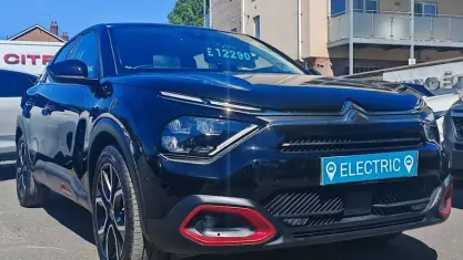 Begagnad Citroën e-C4 Shine 100 kW (136 HK) 2022 Svart Halvkombi