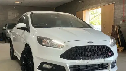 Used Ford Focus ST 250 HP (183 kW) 2016 White Hatchback