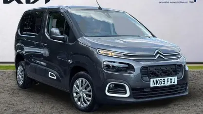 Begagnad Citroën Berlingo Feel 131 HK (96 kW) 2023 Minibuss