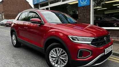 Used VW T-Roc Life 150 HP (110 kW) 2023 Red SUV
